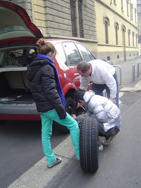 Just as we reached Milano, the tyre blows. And whilst distracted, Paulie's wallet disappears!