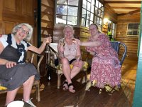 We drop in on our house guests - Jen and Beth for a lovely feed.