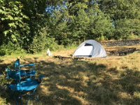 With Belgian renters at the Duo's house for a month, pal Storm has offered her room at Porte Bleue. But the guys miss a garden so Yolande offered her farm up for the camping couple.