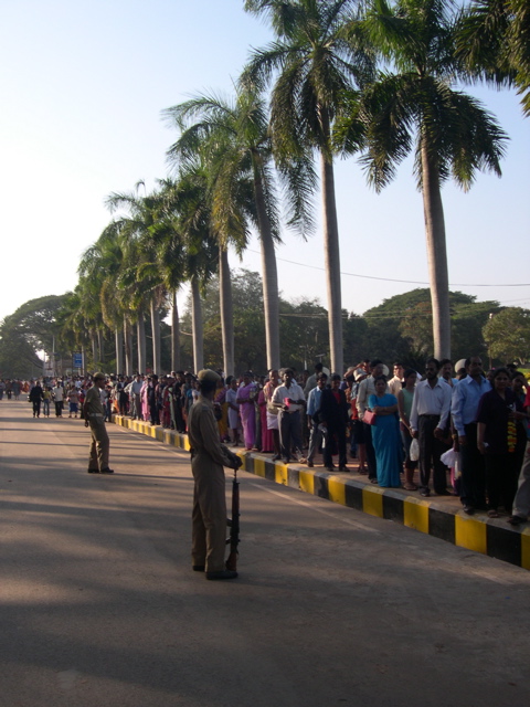 The indian masses come to see Francis Xavier's body